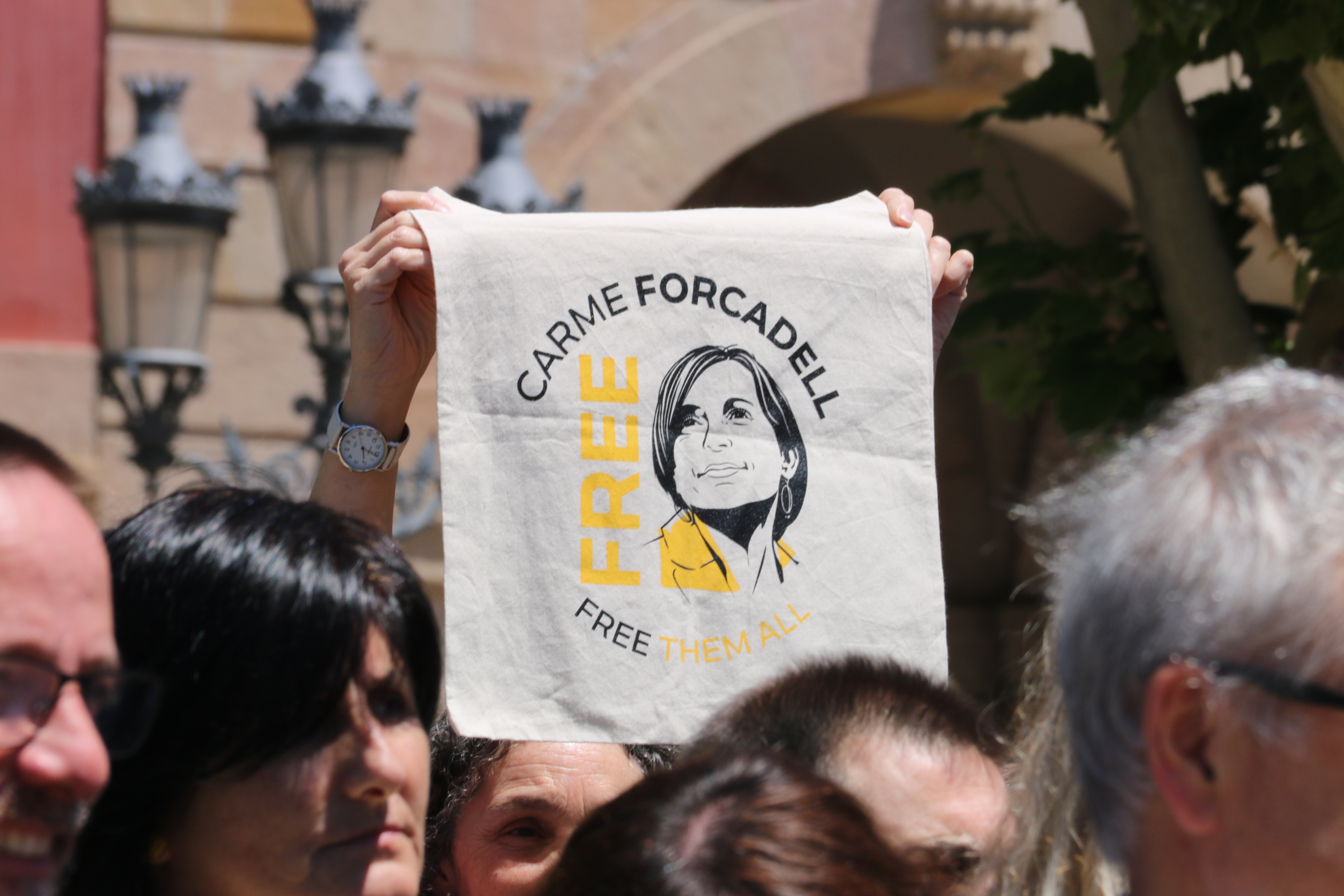 A Parliament worker holds up a bandana asking for former Speaker Forcadell to be released from prison (Bernat Vilaró/ACN)